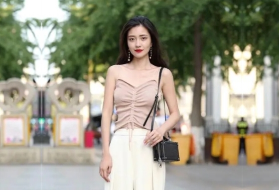 酒店约 操 苗条上门小 姐 姐 酥胸 翘 臀 喜欢钻在小姐胯下 舔 穴 体 位 变 换 频 繁 角 度 完美